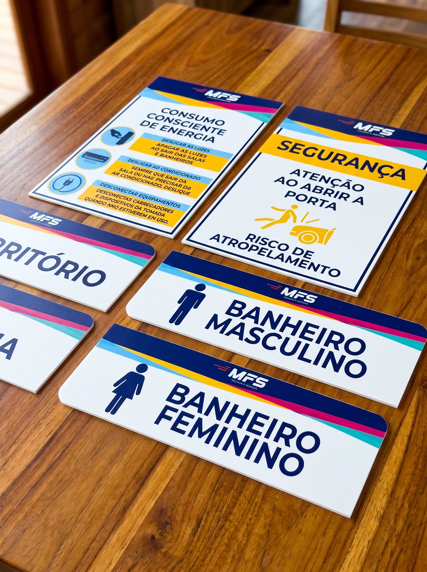 Expor-placas-sobre-mesa-bonita-2K-202609091410.jpg